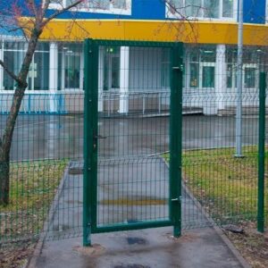 Фото Зеленый забор с калиткой и сеткой из проволоки